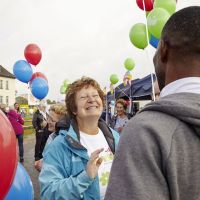 Am Stand der Elbkinder-Kitas: froehliche Gespraeche ….jpg