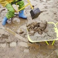 Beste Bau-Bedingungen: Matschbaustelle bringt den Juengsten grossen Spass