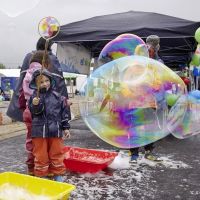 Gute Laune garantiert: Riesen-Seifenblasen am Stand der Jenfelder Kitas