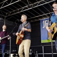 Dreiklang: Steelstring auf der Festbuehne.jpg