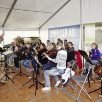 Klingendes Festzelt: das Orchester des Jenfeld-Hauses spielt auf