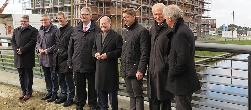 Die Projektpartner präsentierten dem Ersten Bürgermeister das Baugeschehen in der Jenfelder Au